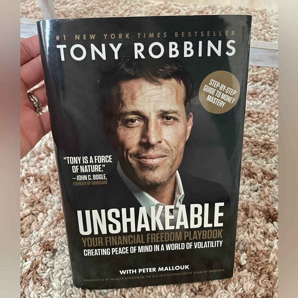 Unshakeable by Tony Robbins Like New condition Awesome book